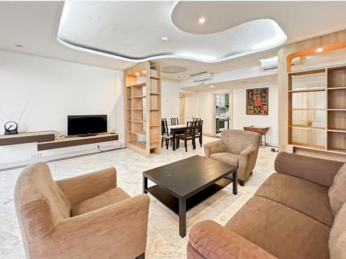 Large & Luxury Menteng Apt 3BR Pool, Gym Wi-Fi
