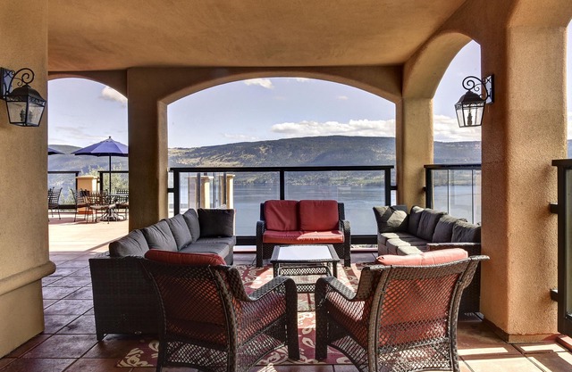 Large Mansion great for events - Sleeps 28 - Private Theatre - Private Hot Tub