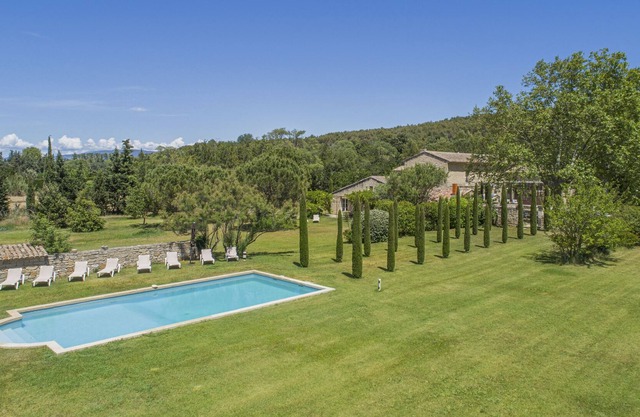 LARGE MAS IN PROVENCE CLIMATISE -14 P - BARBECUE PAILLOTE SWIMMING POOL HEATED