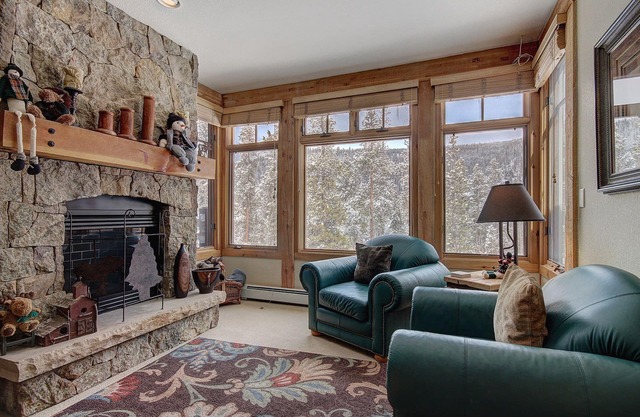Large Modern Townhome in Settlers Creek/Great Amenities/Private Patio