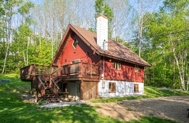 Large mountain cabin getaway with high speed WiFi and hot tub in Jackson, NH