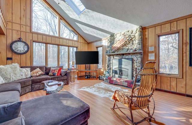 Large Poconos rustic style home in gated community - Fire Pit - Lake - Beach!