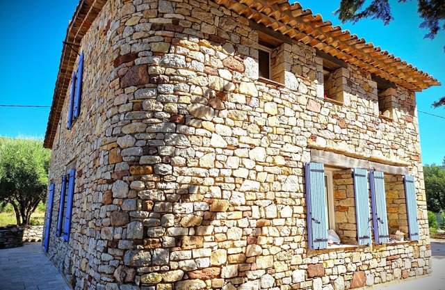 Large property in Provence, close to all amenities, with swimming pool,