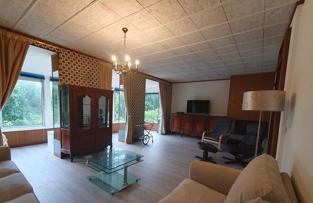 Large, quiet 6-bedroom house