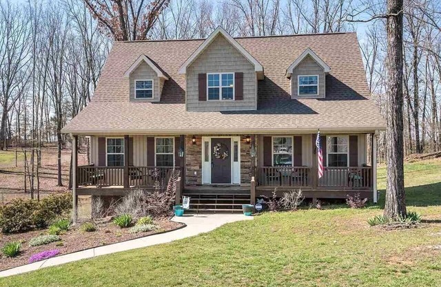 Large quiet bedroom for Traveling Healthcare Professionals