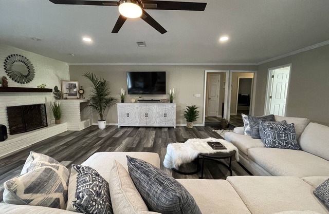 Large Remodeled Central Located Minutes to the Beach & Downtown Free Big Parking