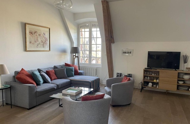 Large renovated 4-bedroom gite near Moulins with garden