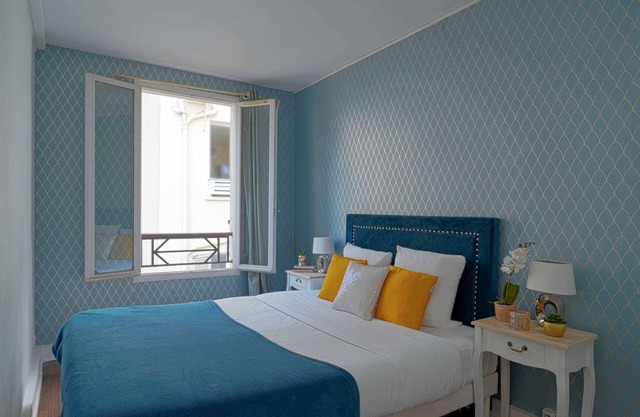 Large Renovated Apartment Chateau Versailles