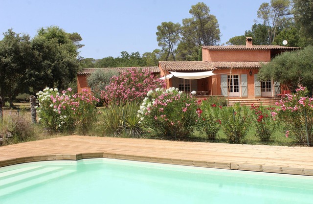 Large renovated country house with swimming pool, terraces, nature, peace and quiet, billiards, bowling green.