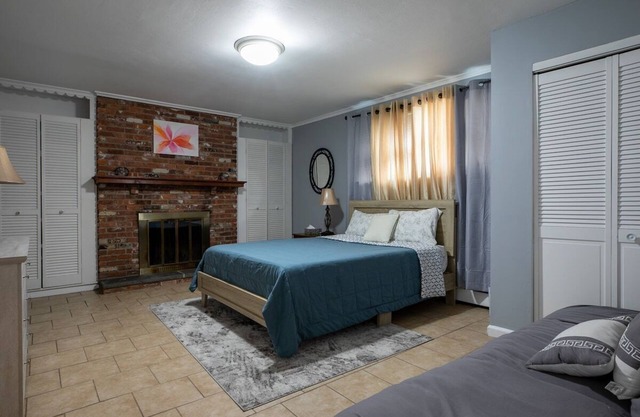 Large Room in shared 2 Bed 1 Bath Cozy Apartment!