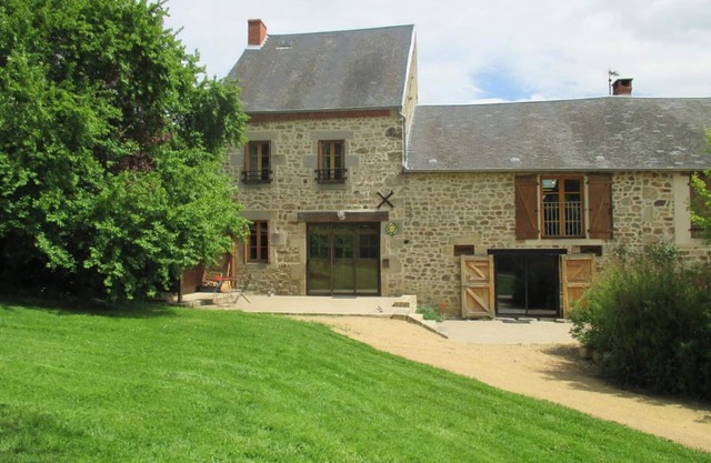 Large stone house with garden, pets allowed, near volcanoes