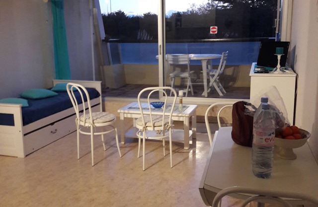 Large sea-facing studio with balcony and outdoor parkingeur 4 people