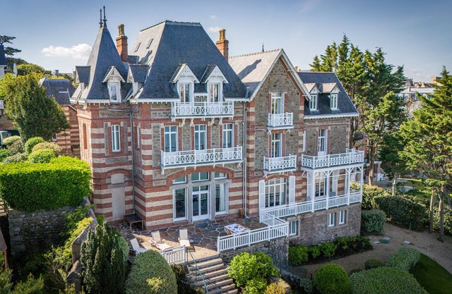 Large Seafront Family House with private beach access