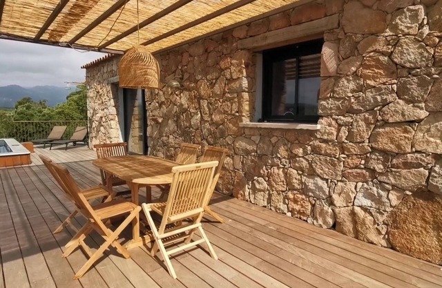 LARGE SHEEPFOLD, PRIVATE HEATED POOL, SEA VIEW, 500M FROM THE BEACH