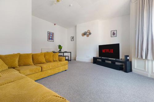 Large Spacious Home, Free Parking, 8 bedrooms, sleeps 14