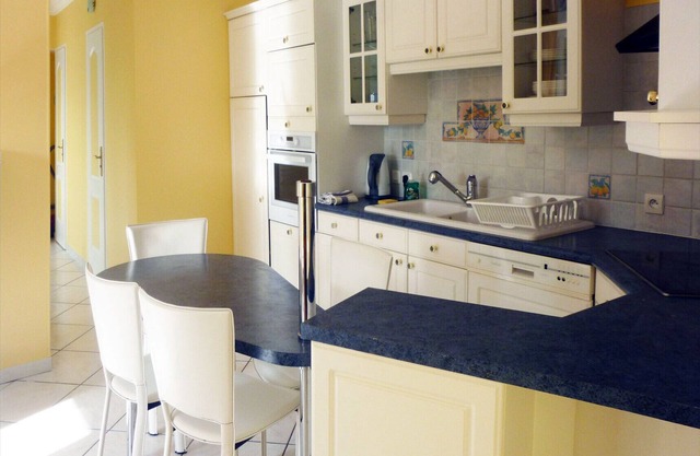 Large studio, 27 m2. Furnished. Garden level