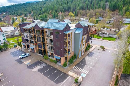 Large Studio Condo with Full Kitchen Ski NOW Beautiful Balcony Views Hottub Fireplace