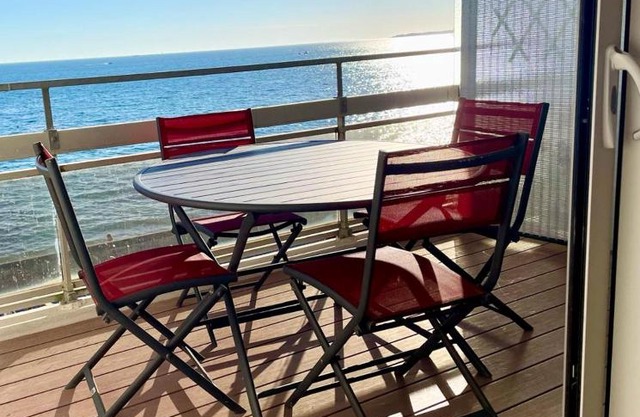 Large studio direct access to the beach