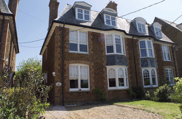 Large Stylish Victorian Villa - steps from the beach and town facilities
