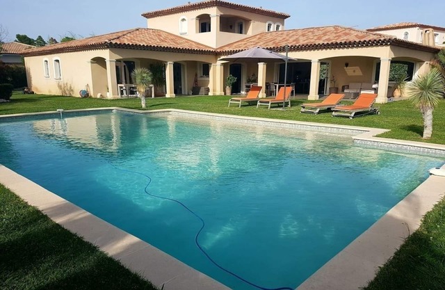 Large swimming pool near CANNES MOUGINS VALBONNE for 8 people