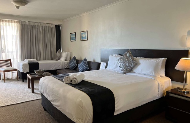 Large Sydney City Studio with Balcony & Oxford St Views