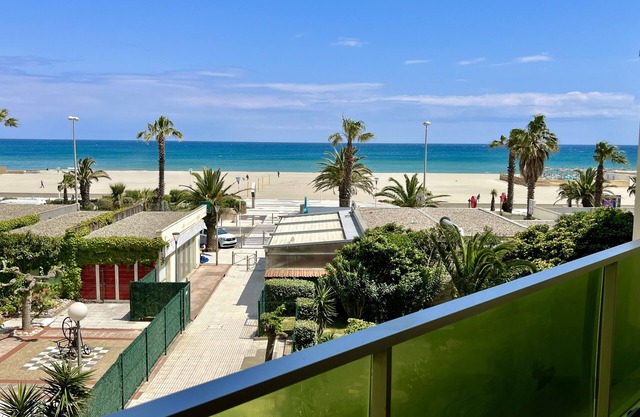 LARGE TERRACE FACING THE SEA Canet-Sud,2/4 PERSONS, PARKING, AIR CON.,WIFI