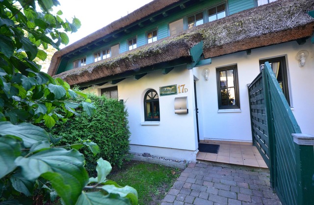 Large thatched vacation home for 8 people + baby terrace near the sea