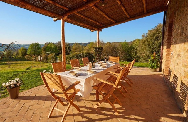 Large Tuscan Villa for 12 with Private Pool and Tennis Court