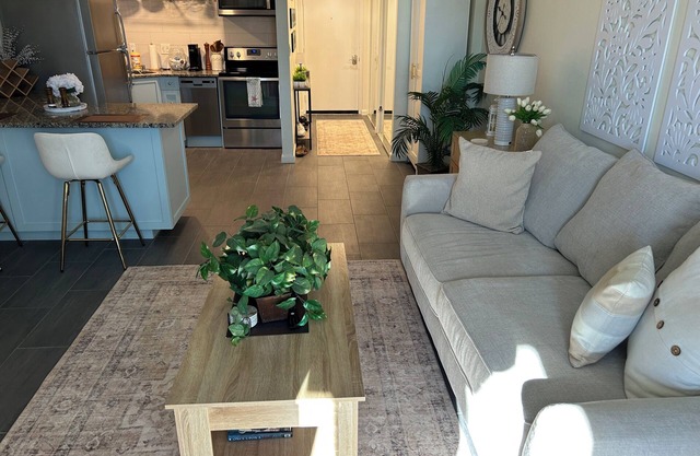 Large Updated Studio, 5 minute walk to Beach w/Captained Boat Time, Marina View