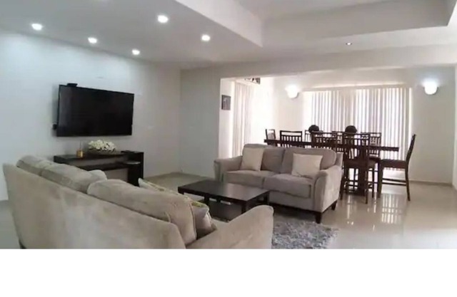 Large Villa, 10 minutes from the beach 5 minutes to supermarkets Nice pool 🏝