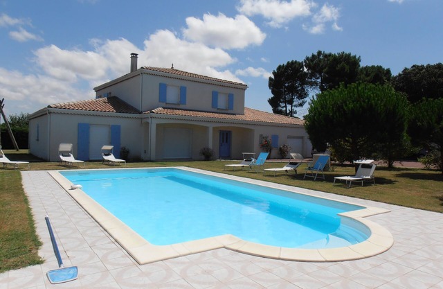 Large villa 12 P 250m2 with swimming pool, pool-house and park of 2300 m2 near beach