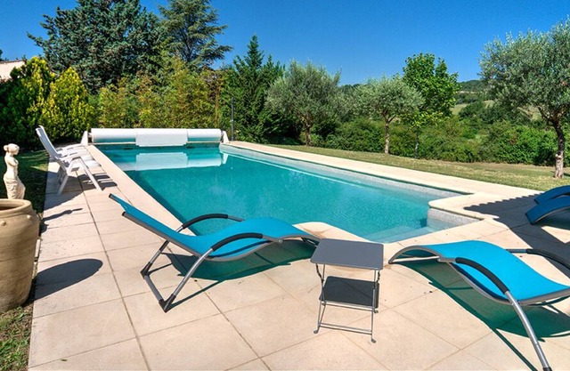 Large villa and pool in the quiet of the Luberon, for 10