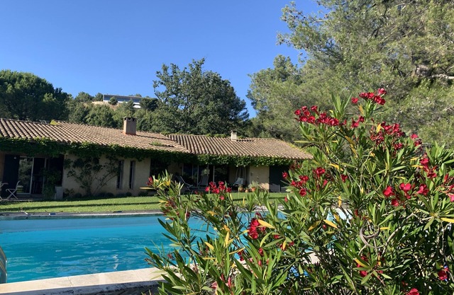 Large villa with 5 bedrooms, swimming pool, tennis court, air conditioning, 10 minutes from Aix en Provence center.