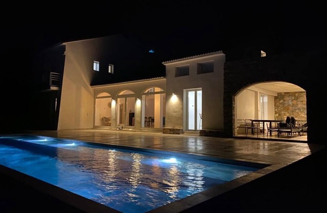 Large Villa with a view on the Bay, 6 bedrooms, heated pool