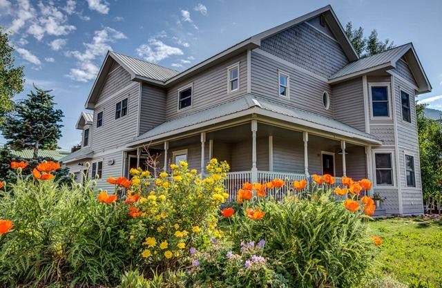Large Wonderful In-Town 6BD/5.5BA House, Separate Guest BD/BA.