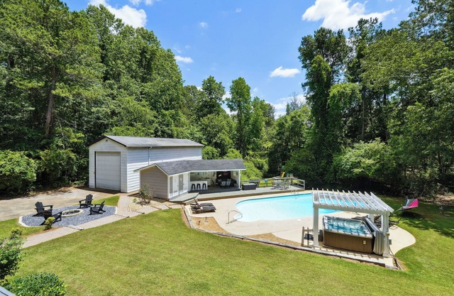 LargePrivateEstate on16Acres w/Jacuzzi,BBQ,Foosball,Playground&More! SUMMER:POOL