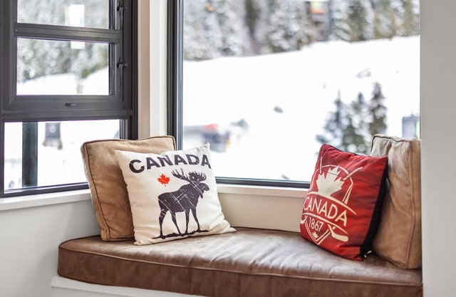 Largest Mountain Facing Property in famous Carleton Lodge - 4 bedrooms!