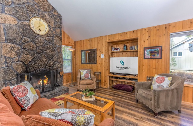 LARK07 - Your Home Away From Home, Private Hot Tub