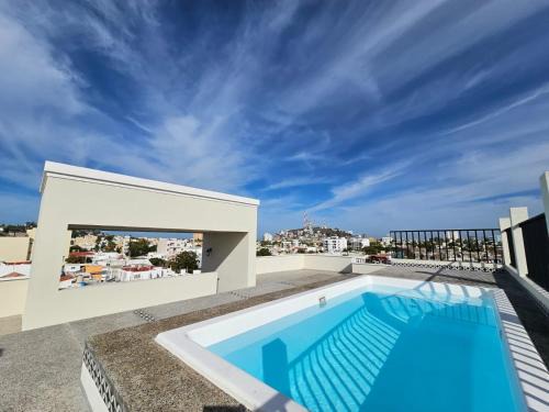 Las Hadas: City Condo with Pool