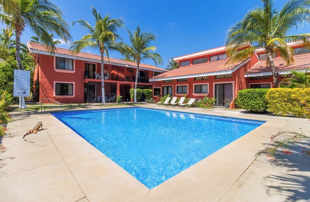 Las Palmas Condo: Pool & Beach