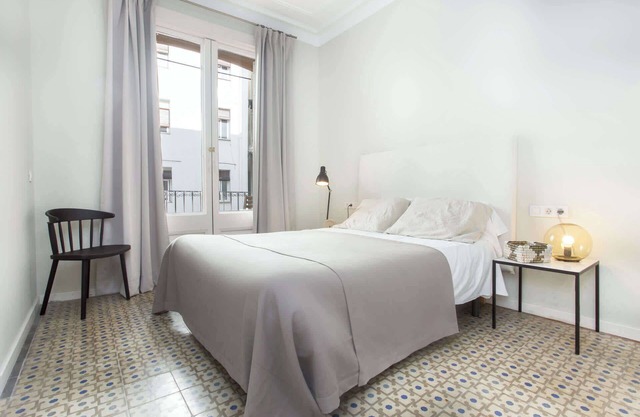 Las Ramblas - Liceo 4 BD with balcony