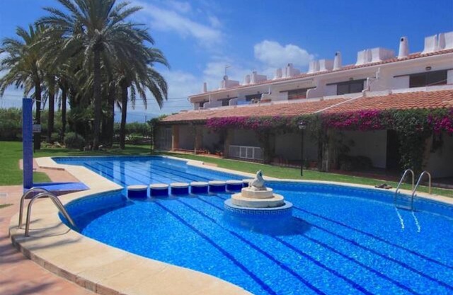 Las Ranas Townhouse by COSTABLANCARENT