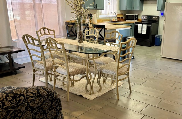 Las Vegas; Cozy Single-Story Pool, 2BR/2BA House, Garage, Pet Friendly