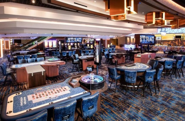 Las Vegas Dreams! Entertaining Amenities, 2 Swimming Pools, Onsite Parking!