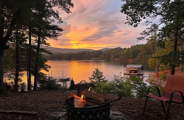 Last minute Fall deals Mtn. Views from Deck & Private Dock, Cozy firepit, & Cove