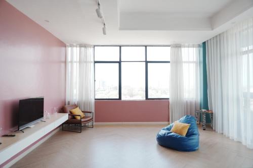 Laurel Hill Suites CBD 2BR Apt, Spacious Balcony