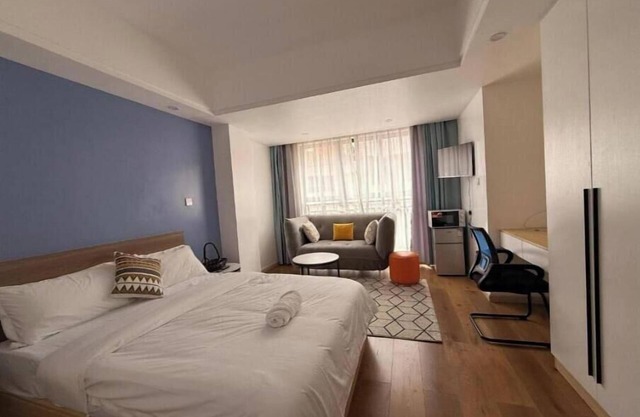 Laurell Hills suites #5