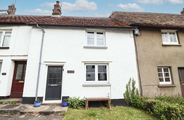 LAVENDER COTTAGE, family friendly, with open fire in South Zeal