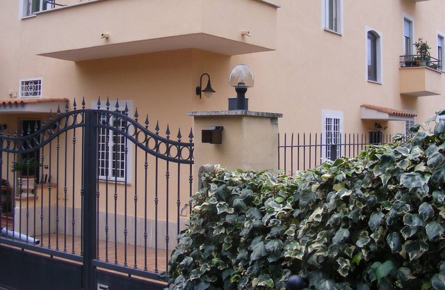 LAVENDER ROOM WITH BALCONY IN APARTMENT NEAR SAN PIETRO up to TWO PEOPLE