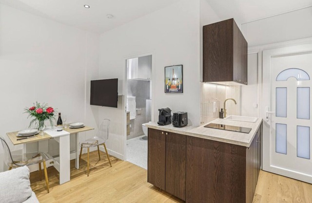 Lavie Maison : Near Arc de Triomphe, Hot Tub & AC